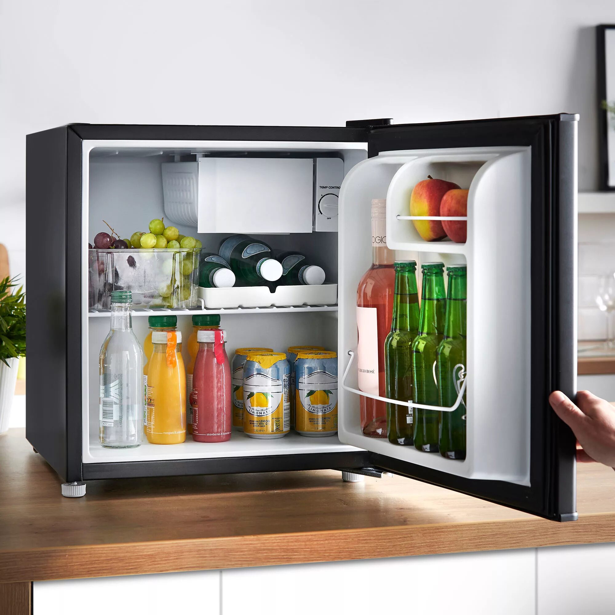 Refrigerator. Мини холодильник Mini Fridge. Мини-холодильники Акира. Минихолодильник Liebherr чёрный внутри. Мини кухня с холодильником.