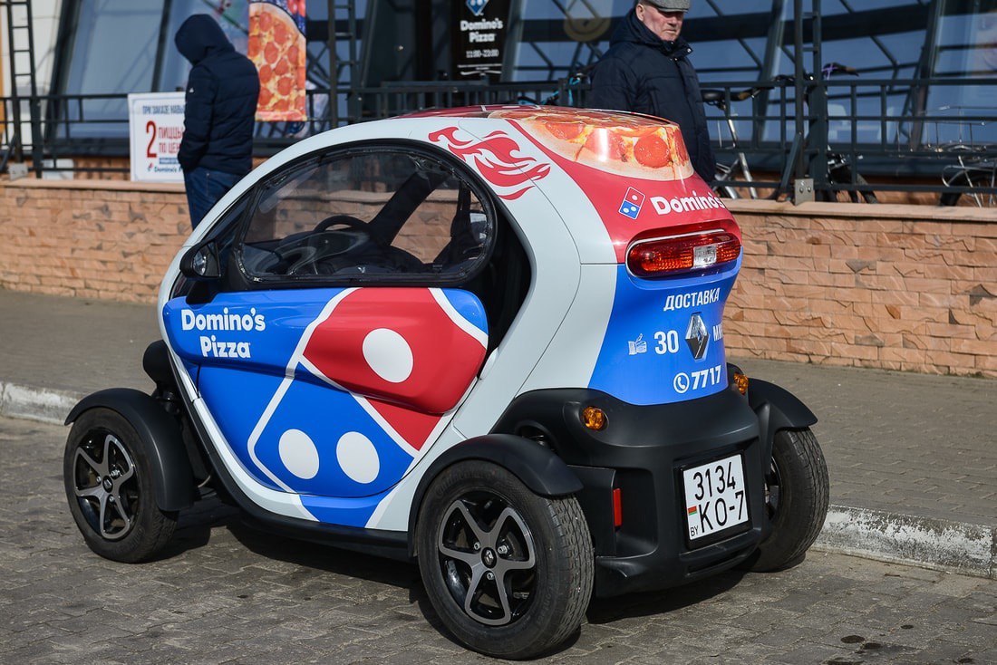 Машинка минск. Renault Twizy Dominos. Мини автомобили для доставки. Машины Доминос пицца. Одноместный авто для доставки.