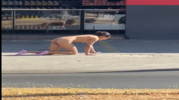 Drogada, desnuda y haciendo el perrito por la calle
