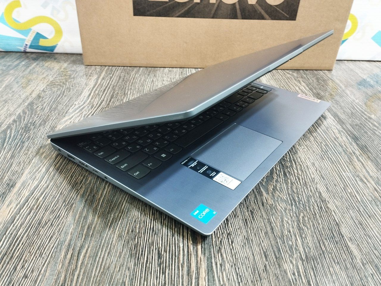 Lenovo v15 g3 i3 1215u