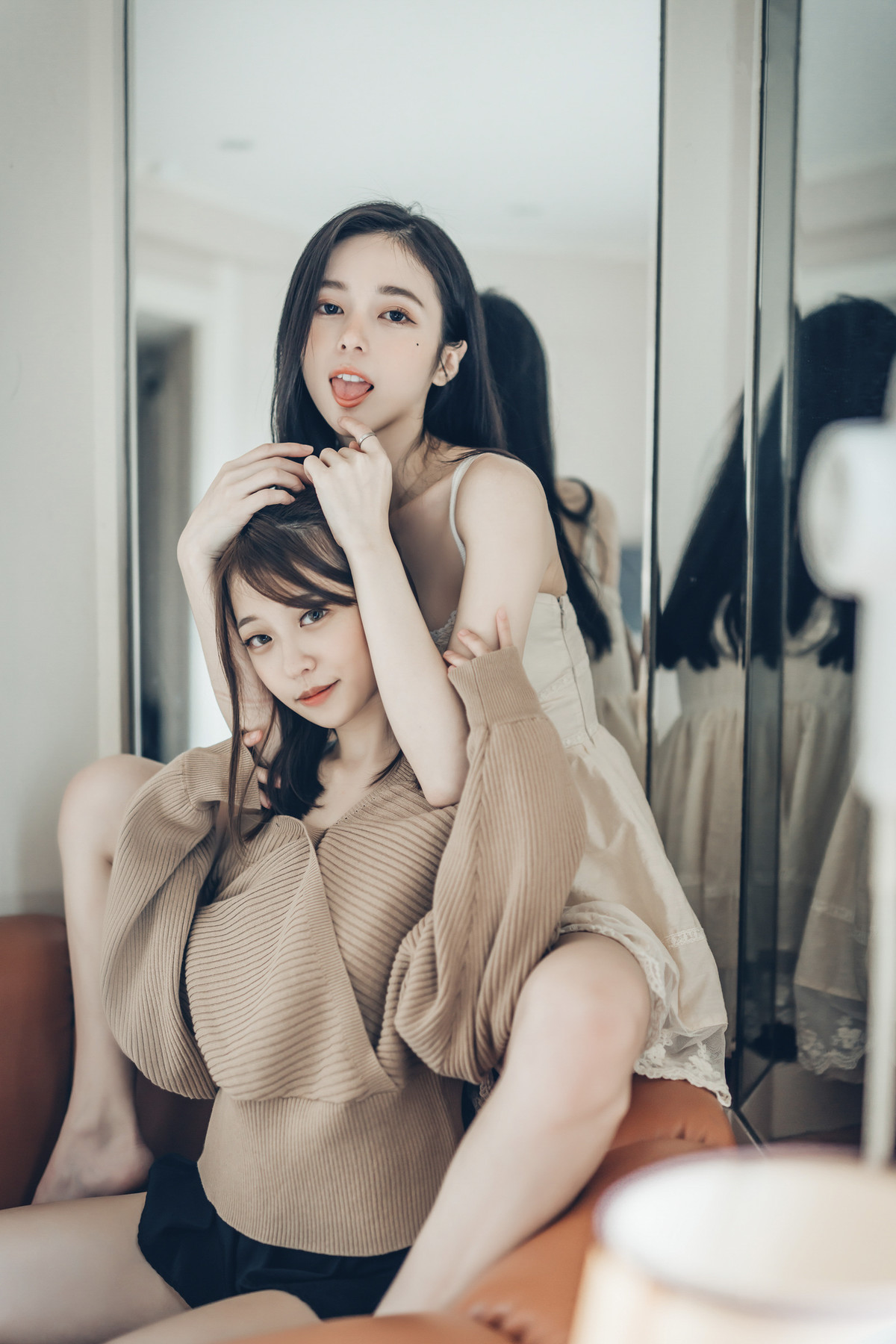 我的大小女友❤️ 妍妍+辰辰 ?情人節帶兩位女友開房間 超超透上衣 透明內褲 吸奶 揉胸 舌吻 局部特寫 Vol.01 17