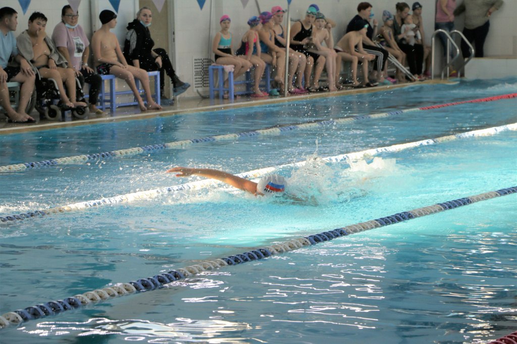 Соревнования по плаванию среди инвалидов проходят в Хабаровске