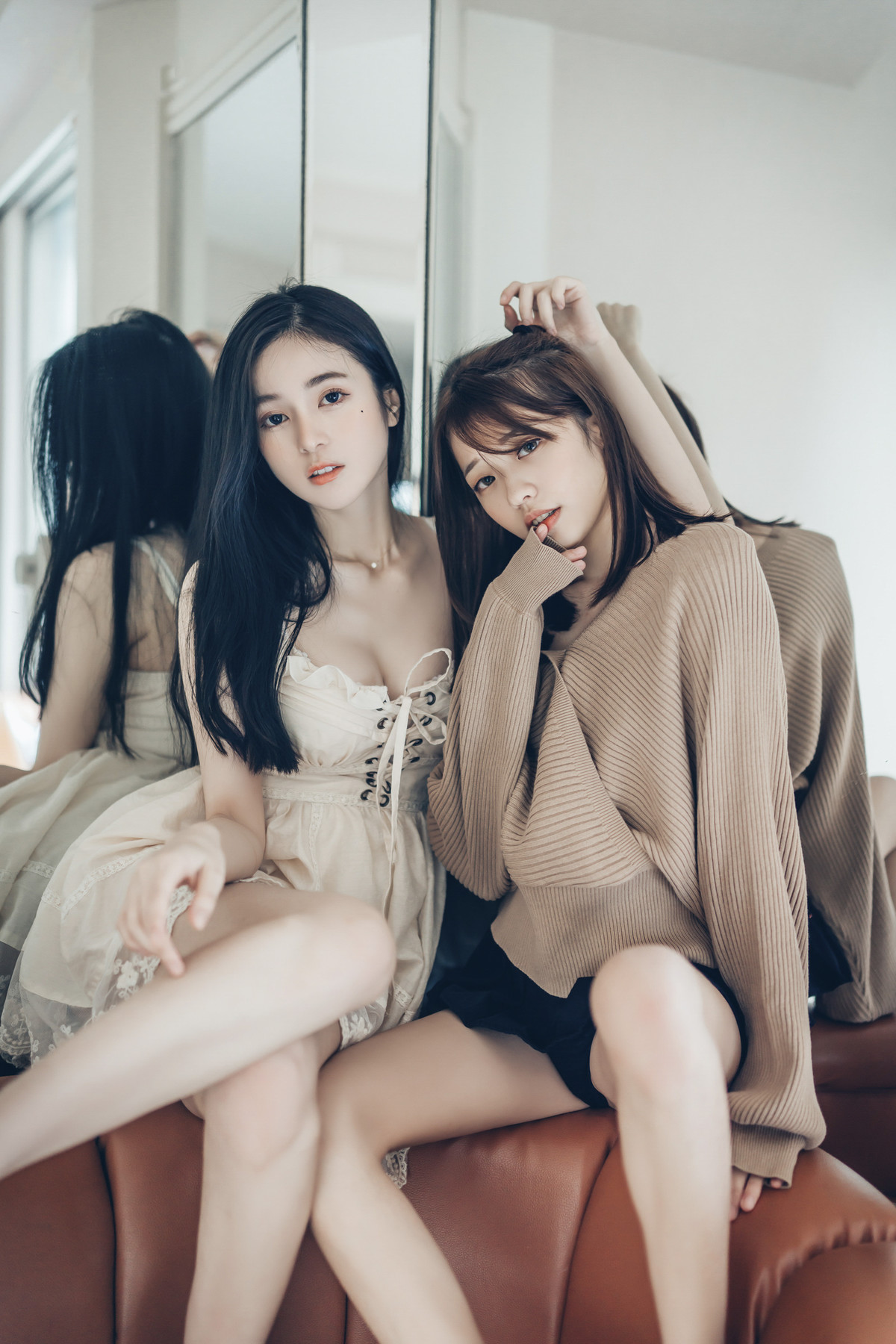 我的大小女友❤️ 妍妍+辰辰 ?情人節帶兩位女友開房間 超超透上衣 透明內褲 吸奶 揉胸 舌吻 局部特寫 Vol.01 19