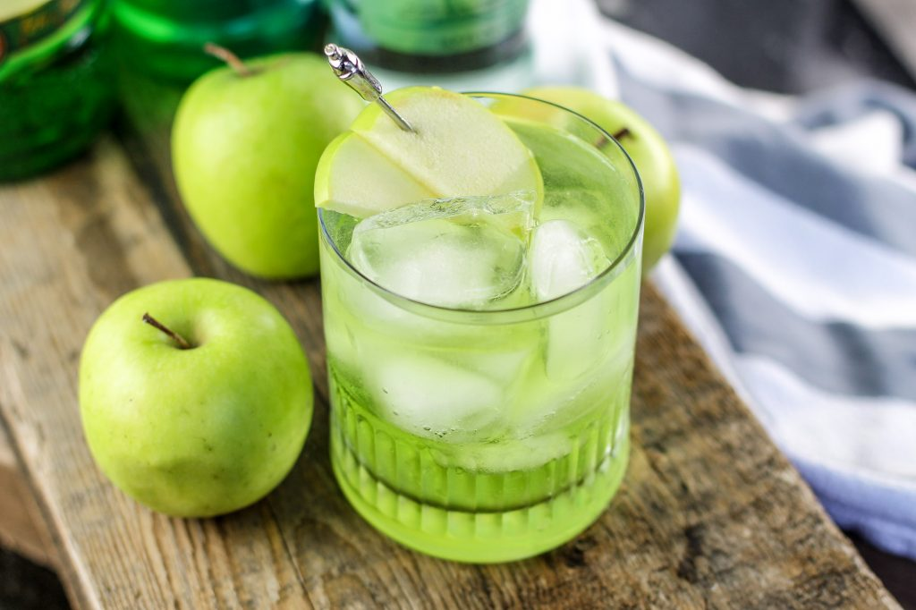 Рецепт воды с яблоками. Лимонад Мохито зеленый. Яблочный лимонад. Яблочный Мохито. Коктейль с яблоком.