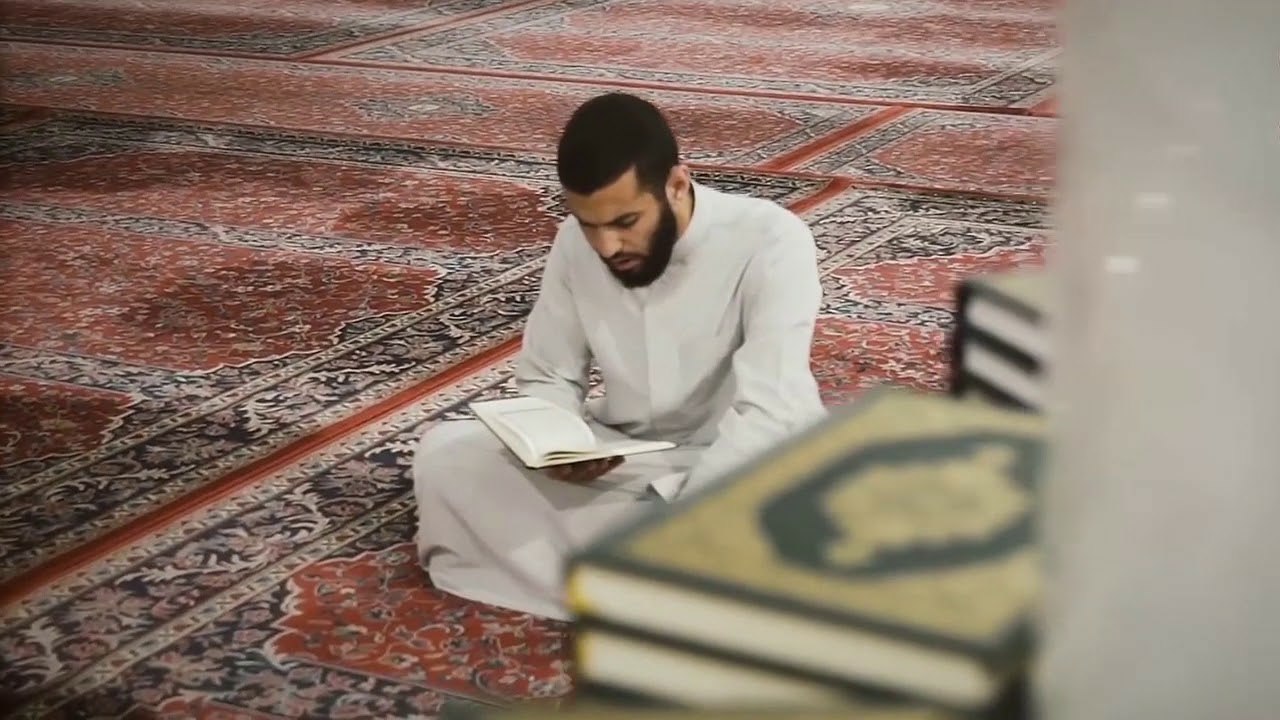 Якуб насим сура. Якуб Насим чтение Корана. Человек с Кораном. Человек читает Коран.