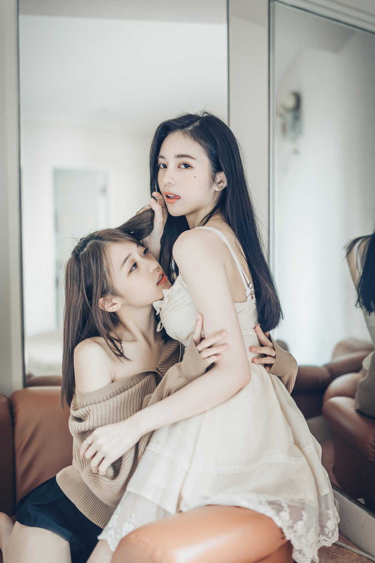 我的大小女友❤️ 妍妍+辰辰 ?情人節帶兩位女友開房間 超超透上衣 透明內褲 吸奶 揉胸 舌吻 局部特寫 Vol.01 12