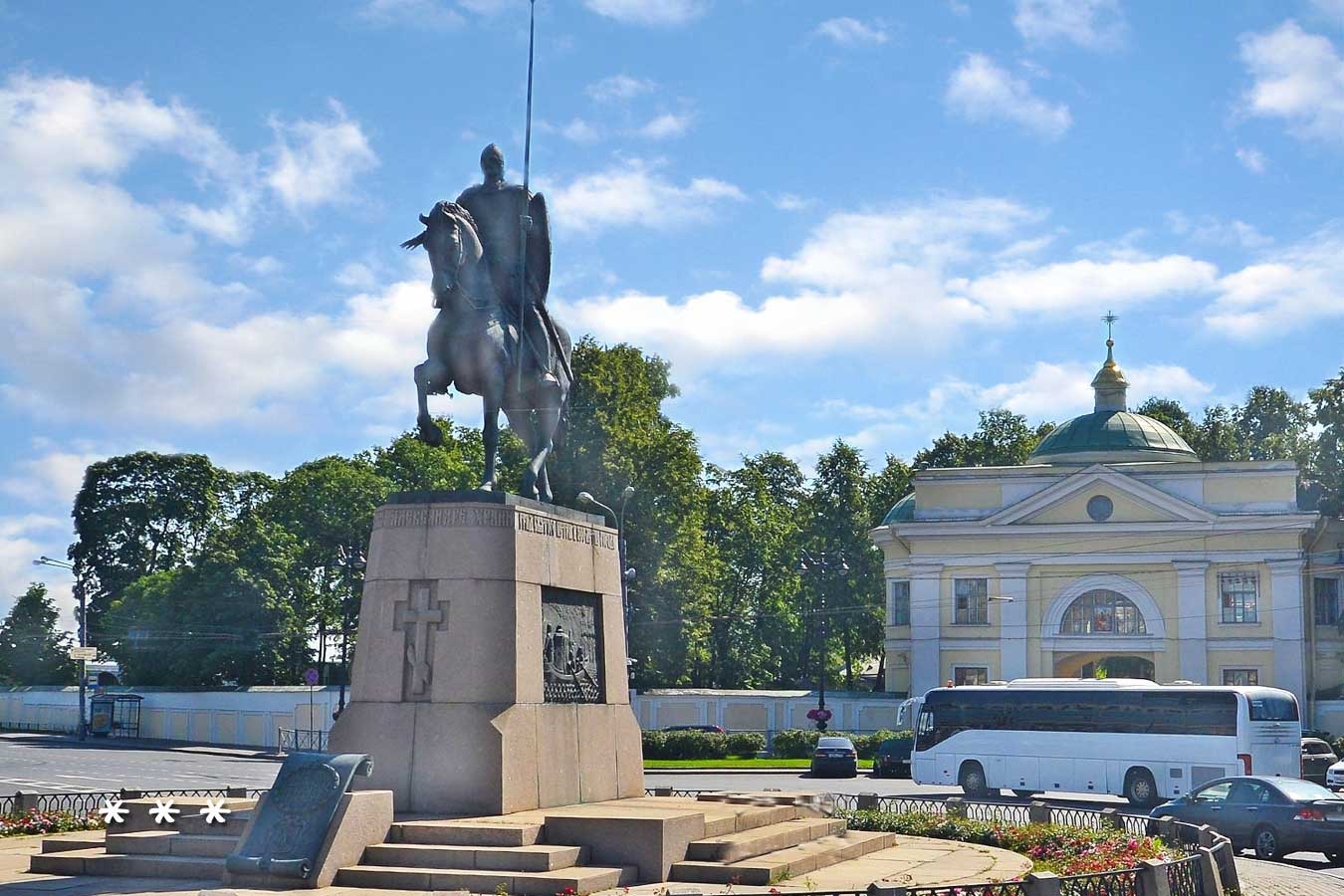 Памятник Александру Невскому у Александро-Невской Лавры