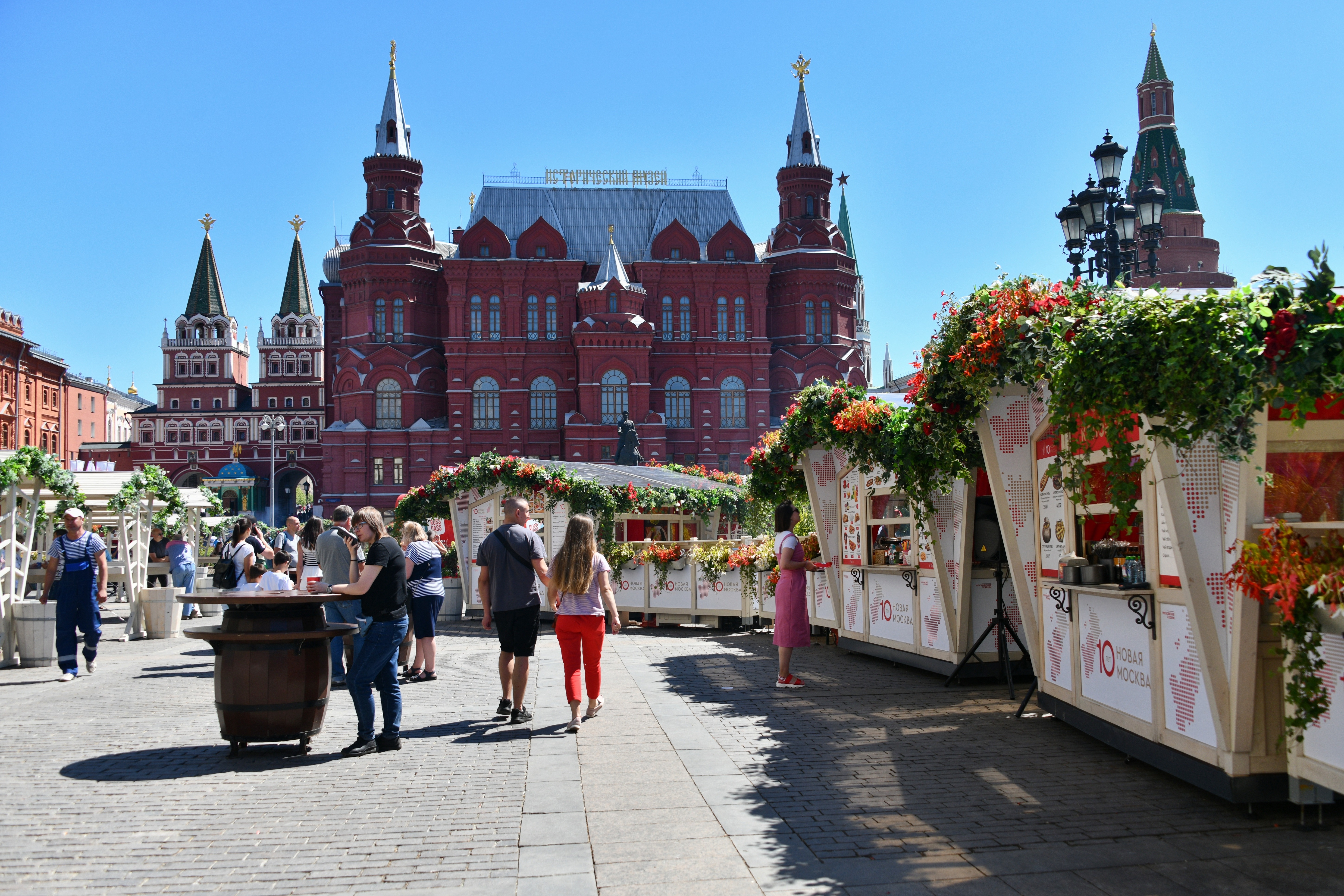 Туры в июле из москвы. Манежная площадь Москва. Манежная площадь Москва сейчас. Ярмарка в Москве на красной площади. Москва июль.