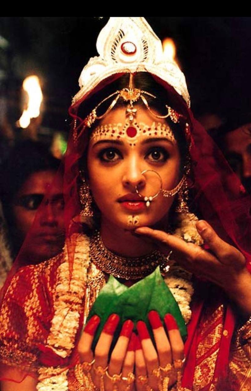 Индийские женщины точка на лбу. Бинди айшвария рай. Бинди древняя Индия. Бинди в Индии. Айшвария рай невеста.