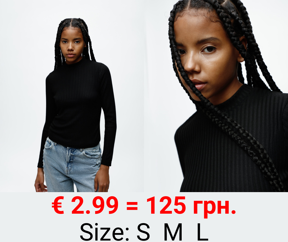 T-shirt with side gathering