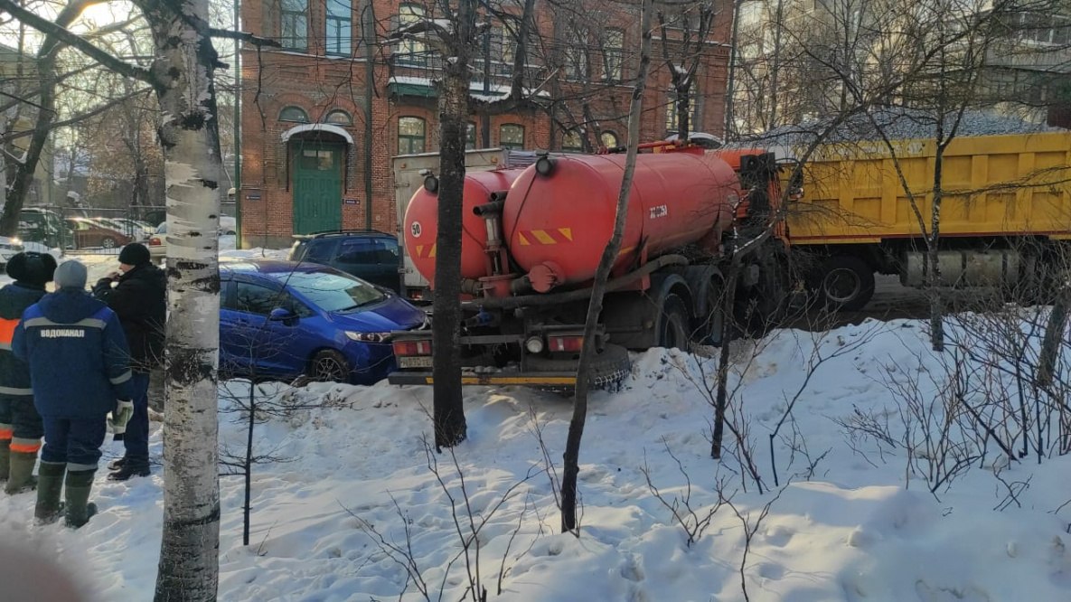 Массовое ДТП перекрыло одну из улиц в центре Хабаровска
