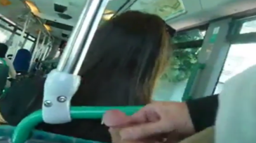 Fetichista con medias se masturba y se corre detrás de una mujer en un autobús