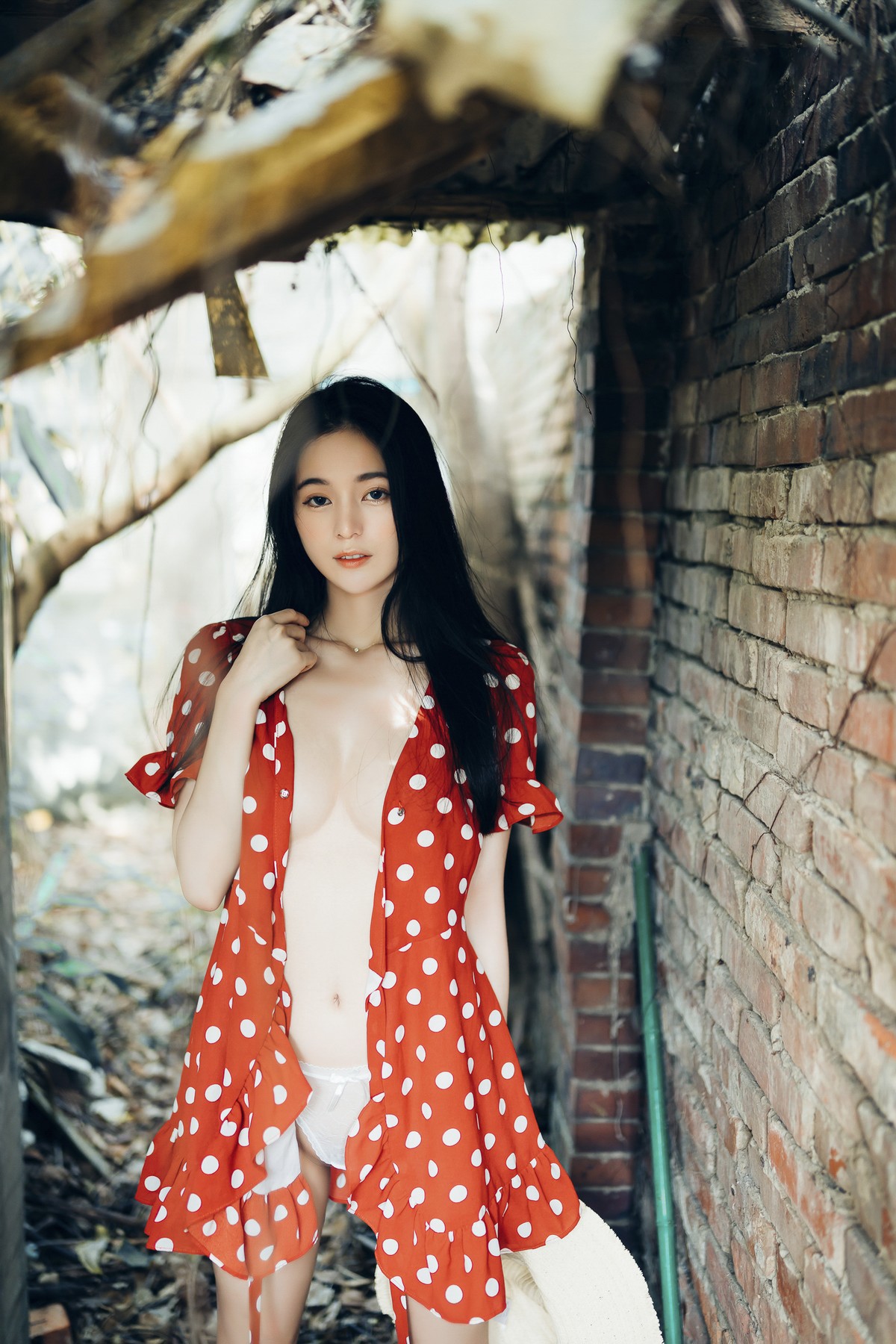巨乳仙仙辰 野外露出初體驗❤️ 紅衣+透明內褲 裸上身吊帶褲 透明白色罩衫 Vol.01 17