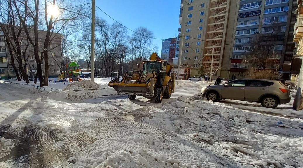 В Хабаровске продолжают чистить дороги и тротуары от снега