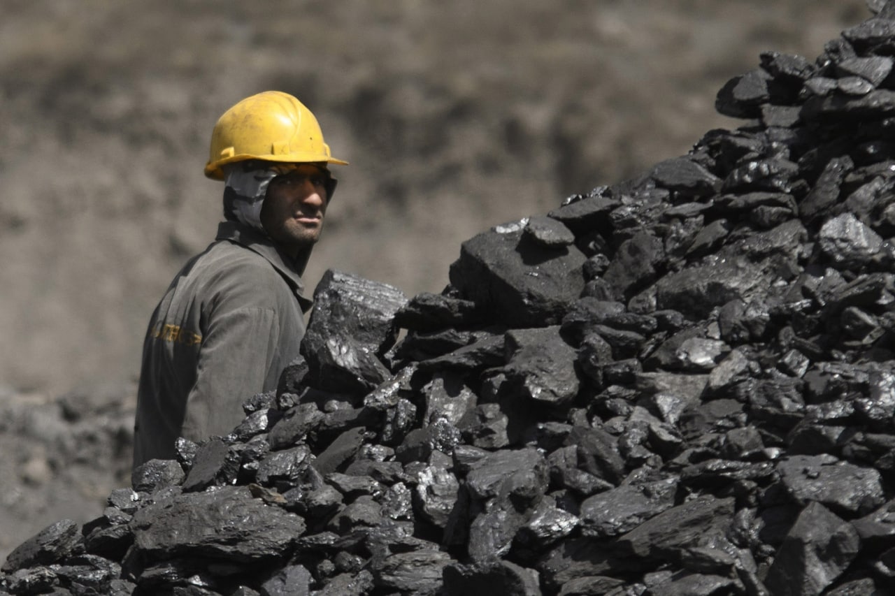 Добыча каменного угля. Таджикистан угольная шахта. Завод уголь в Таджикистане. Полезные ископаемые Таджикистана. Каменноугольная промышленность.