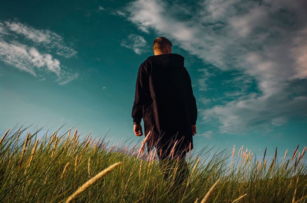 Люди стоящие спиной картинки