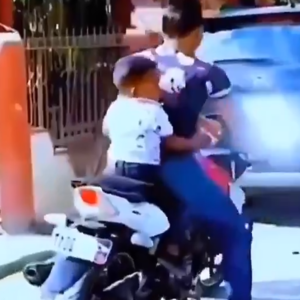 Bajando al niño de la moto