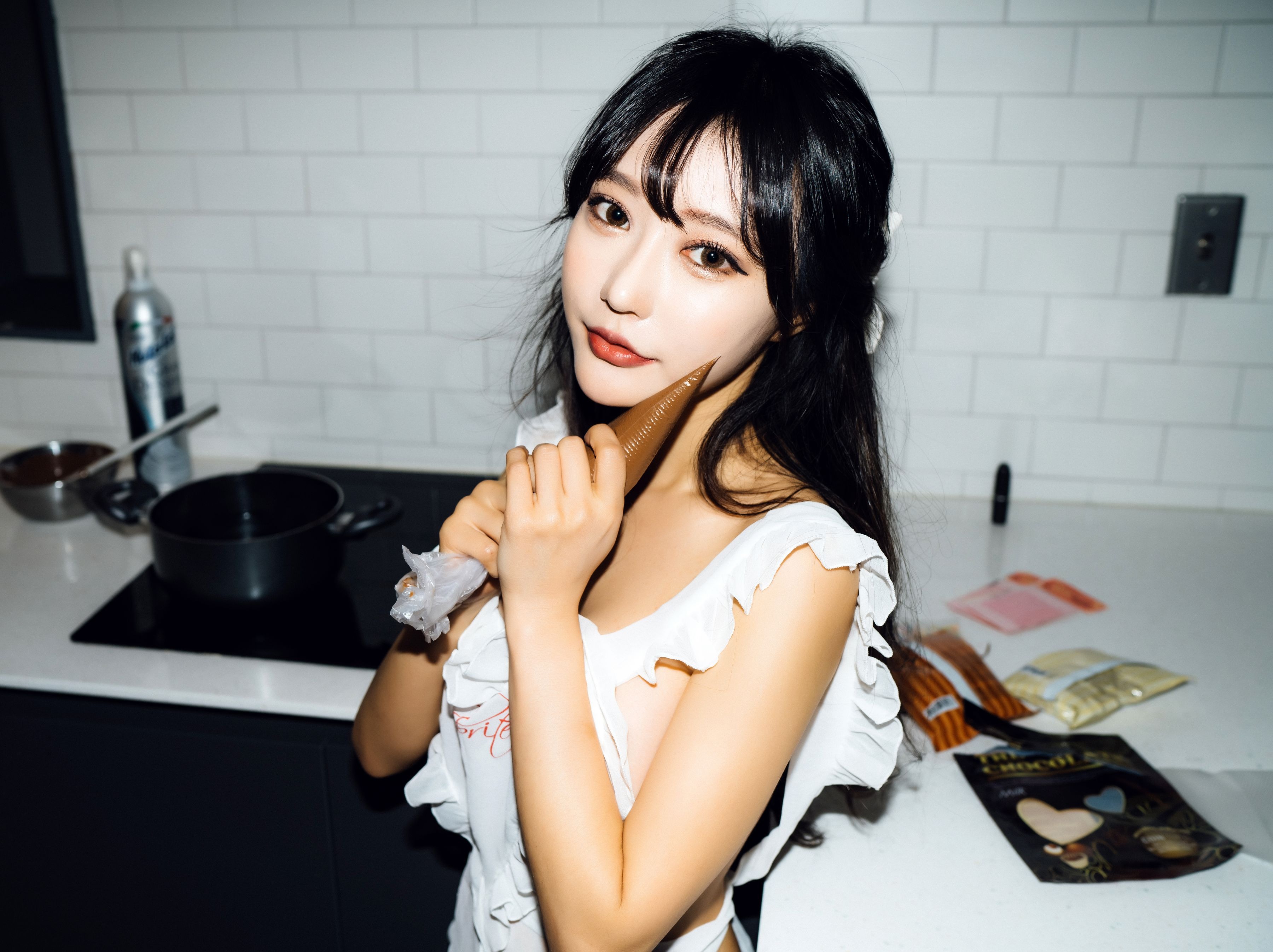 Mona (모나) & Jucy (쥬시) - Valentine - Moon Night Snap 61