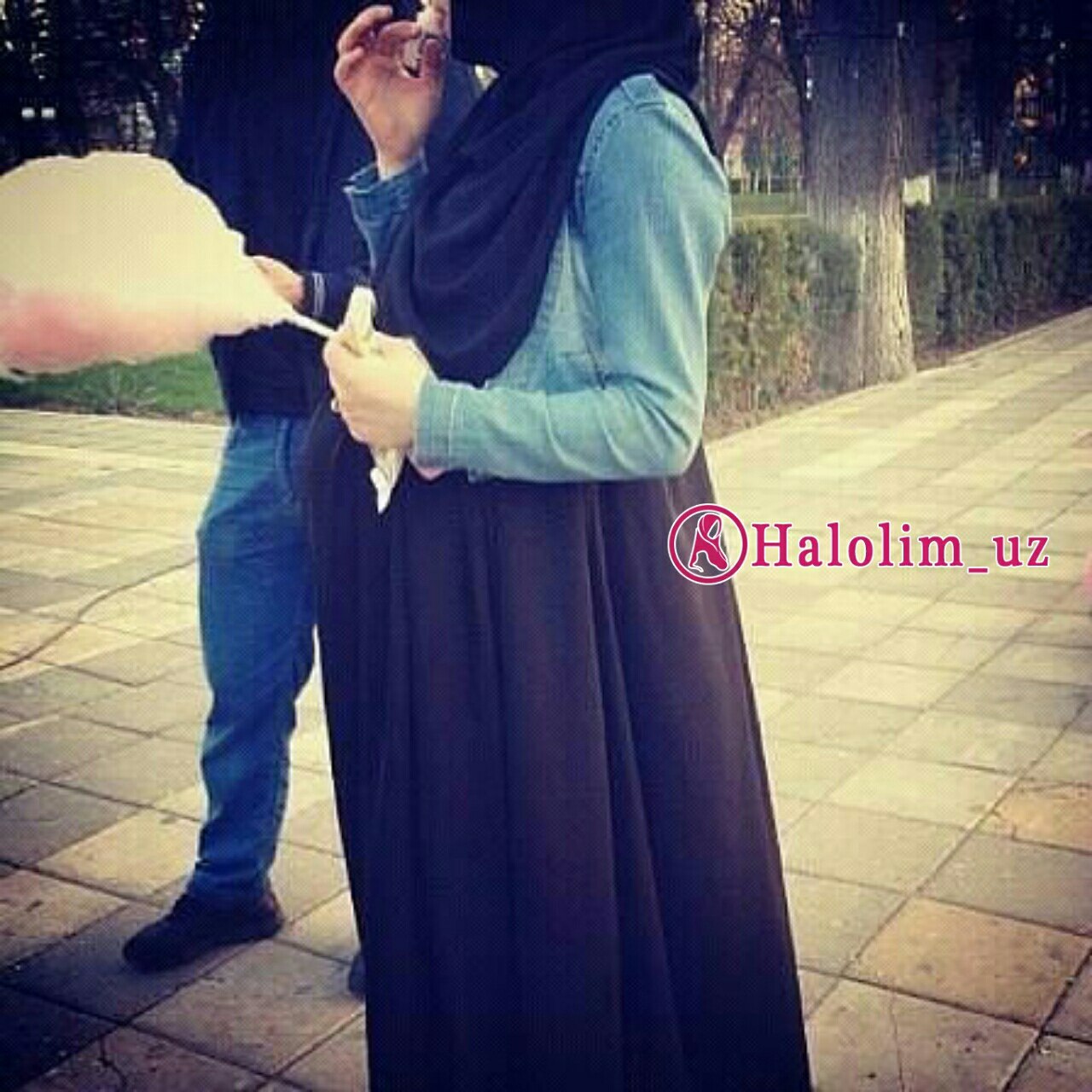 Девушка в хиджабе с парнем