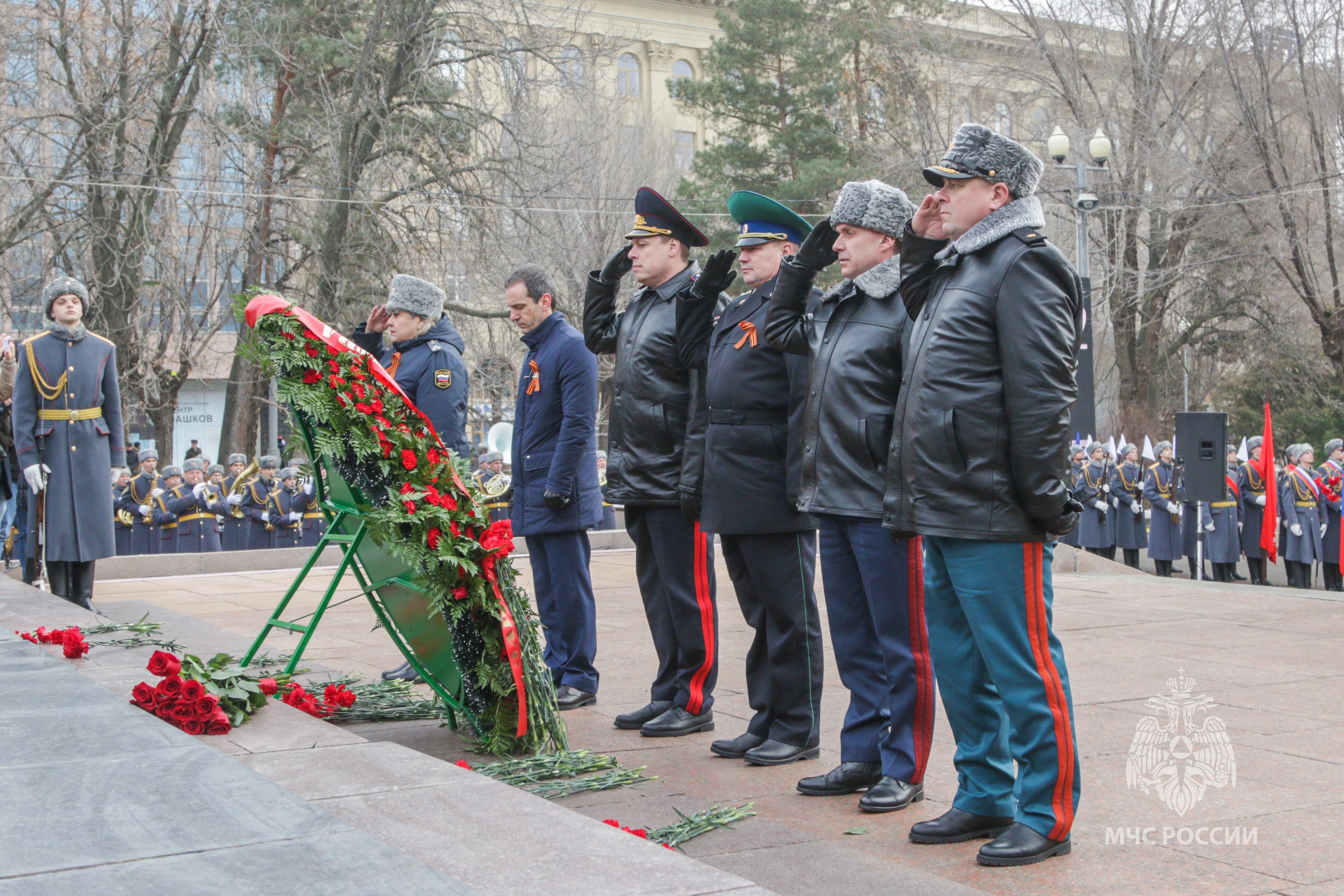 Защитник волгоград. Возложение венков. Волгоград возложение цветов. Празднование 80 летия Сталинградской битвы. Вечный огонь.