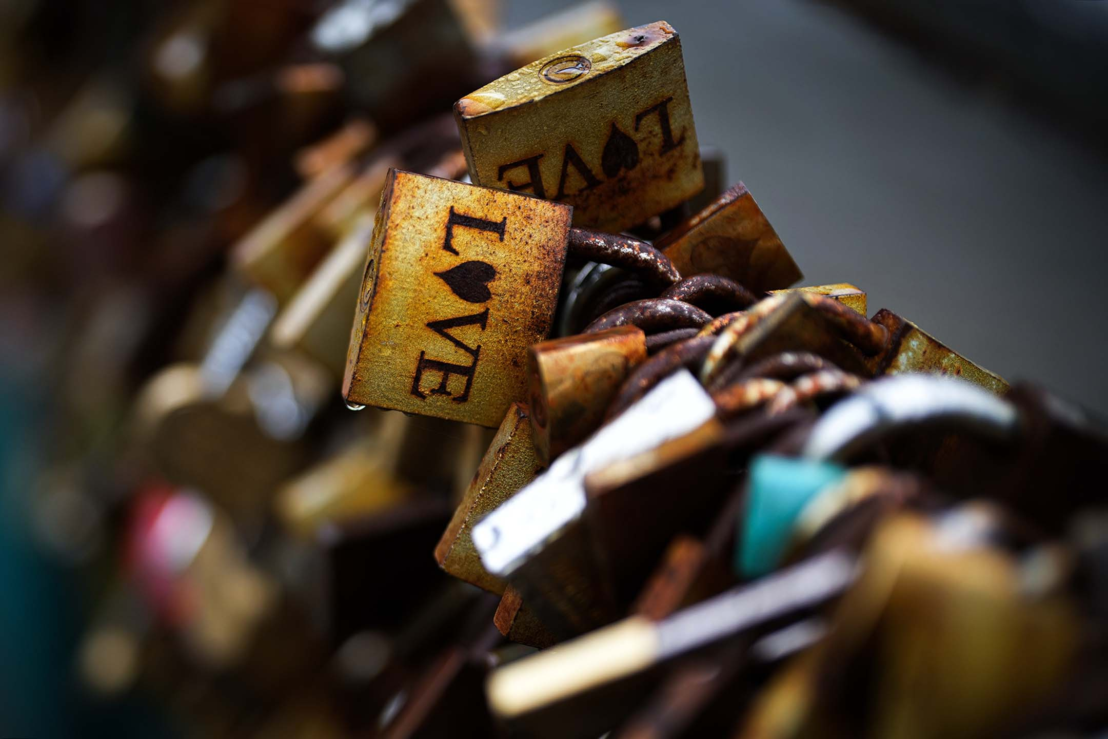 2021年12月29日英格兰贝克韦尔，数千把被称为“爱情锁”的装饰挂在横跨怀伊河的威尔桥。 人们为表达爱意或纪念失去的人而挂上多达 10,000 把锁。摄：Christopher Furlong/Getty Images