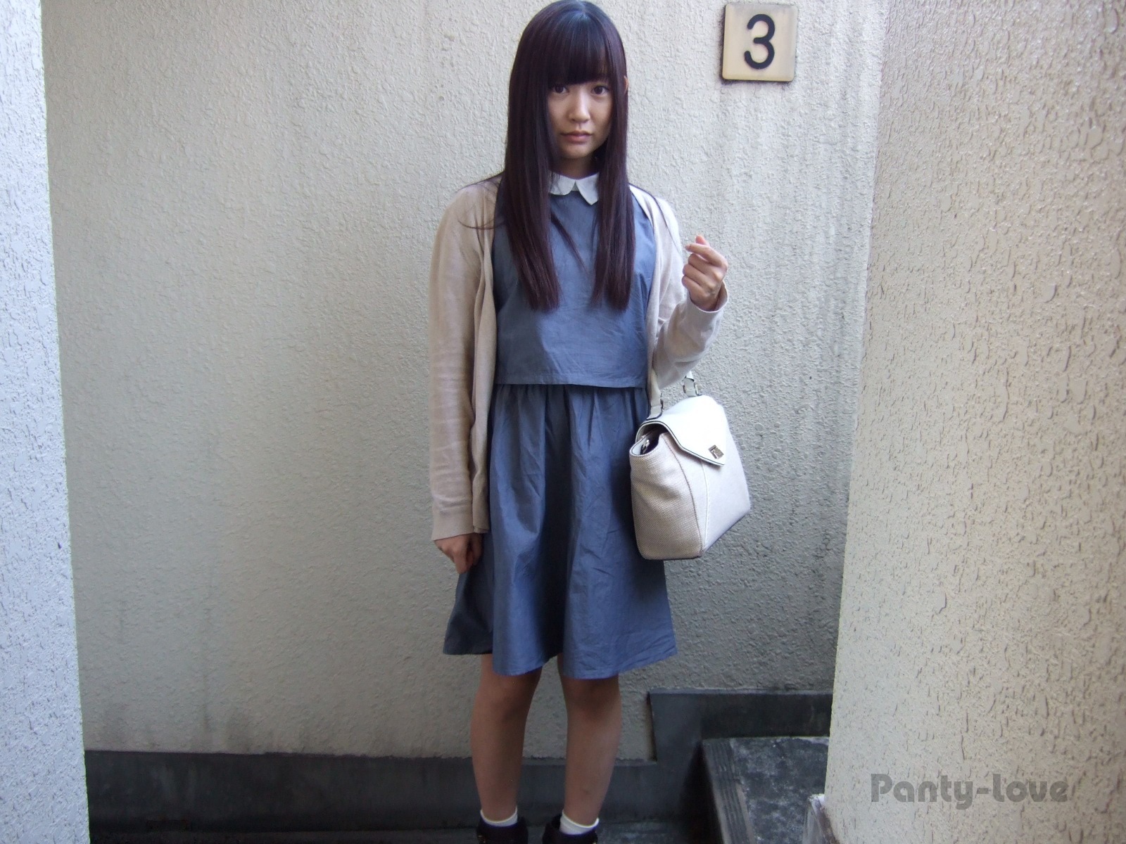 青涩小妹楼梯间内衣展示 2