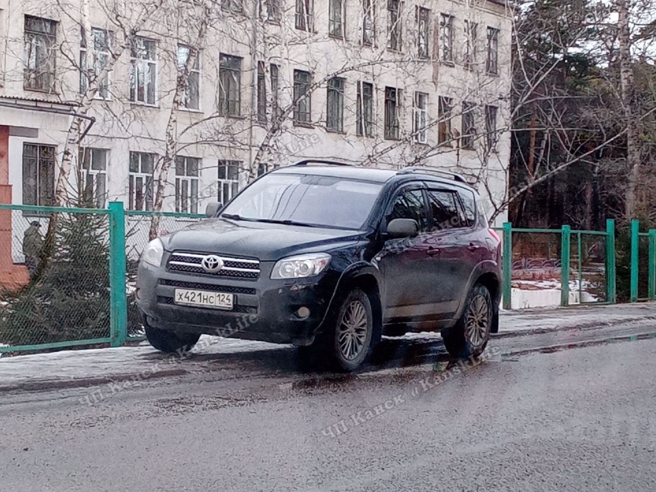 Возле 18. Freelander на тротуаре 03.10.2021 Красноярск.