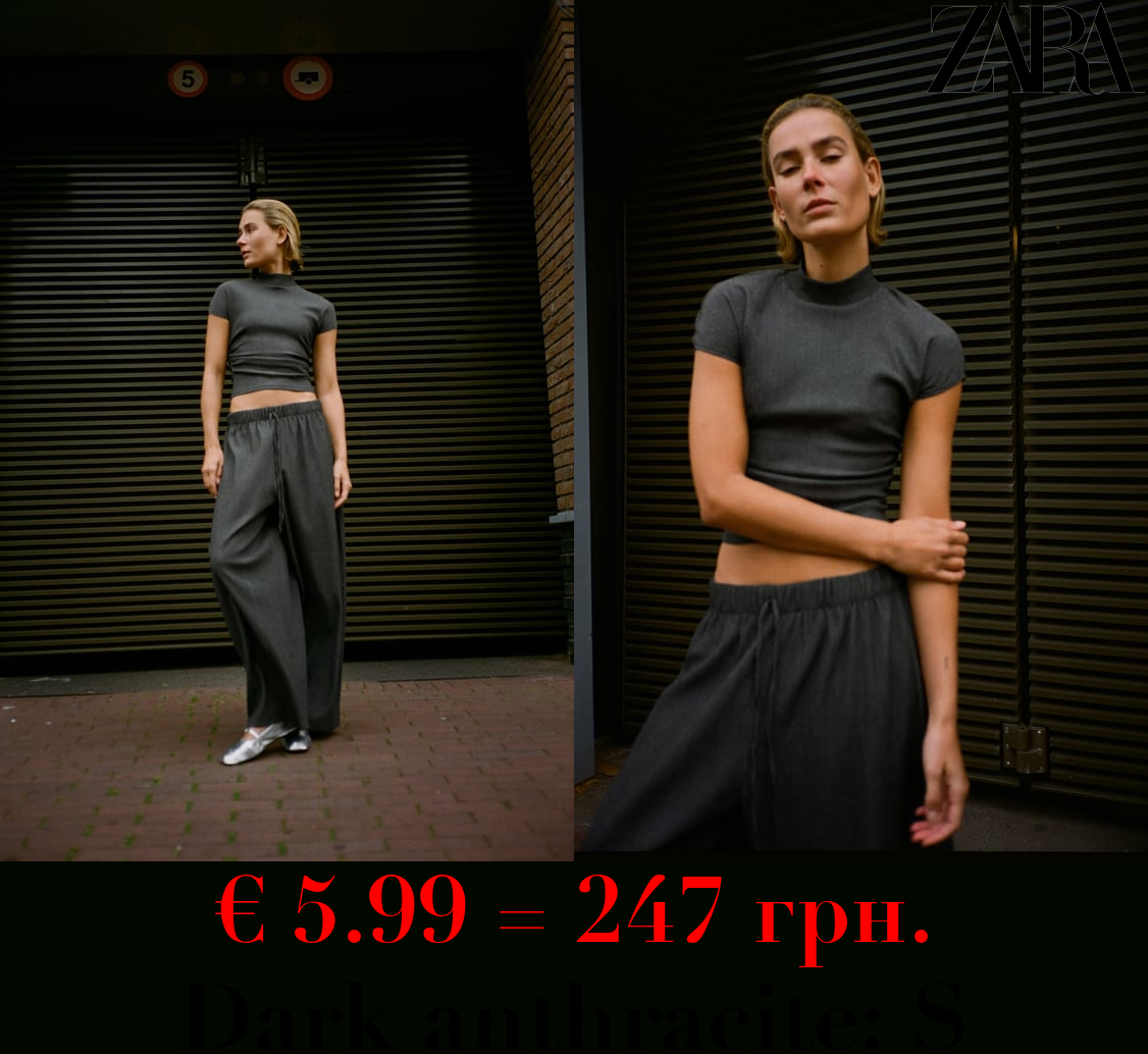 TEXTURED GATHERED TOP