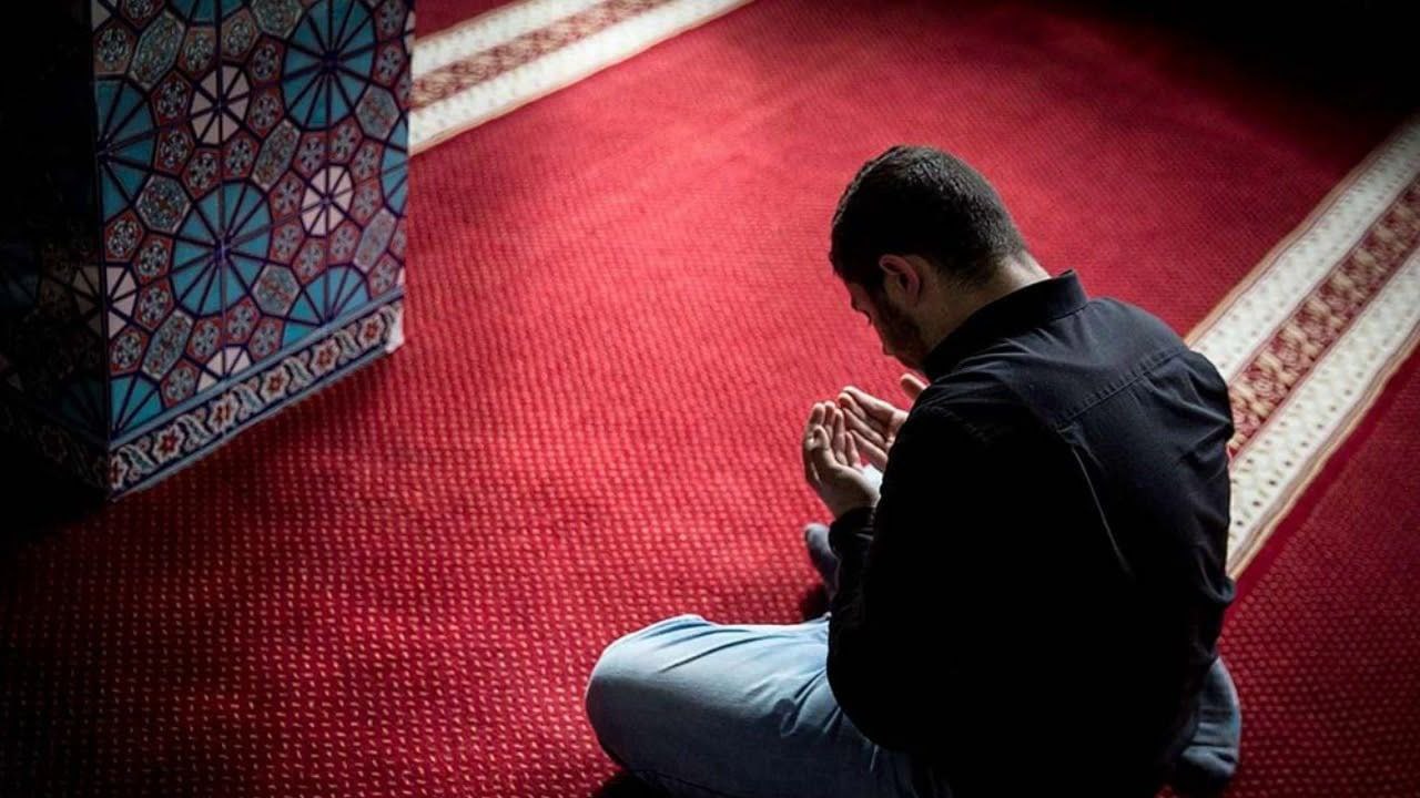 Читает намаз слушать. Мужчина молится в мечети. Парень в мечети. Что такое намаз у мусульман.