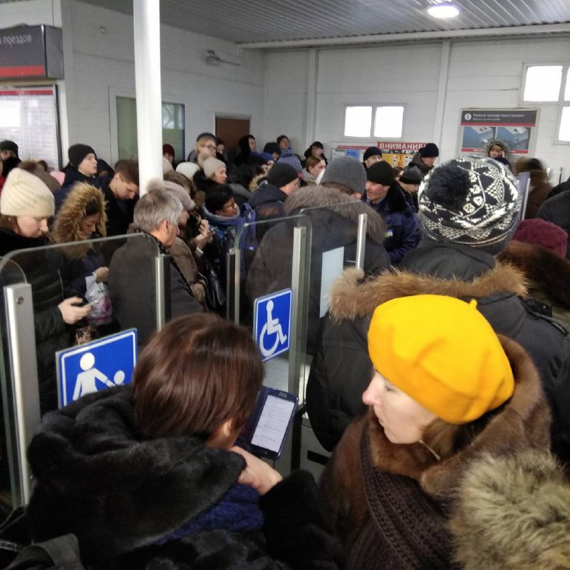 Нара москва. Электричка застряла в Одинцово. Коллапс в Новогиреево сегодня. Коллапс электричек в Нахабино сегодня. Сбой электричек сегодня в Ростове.