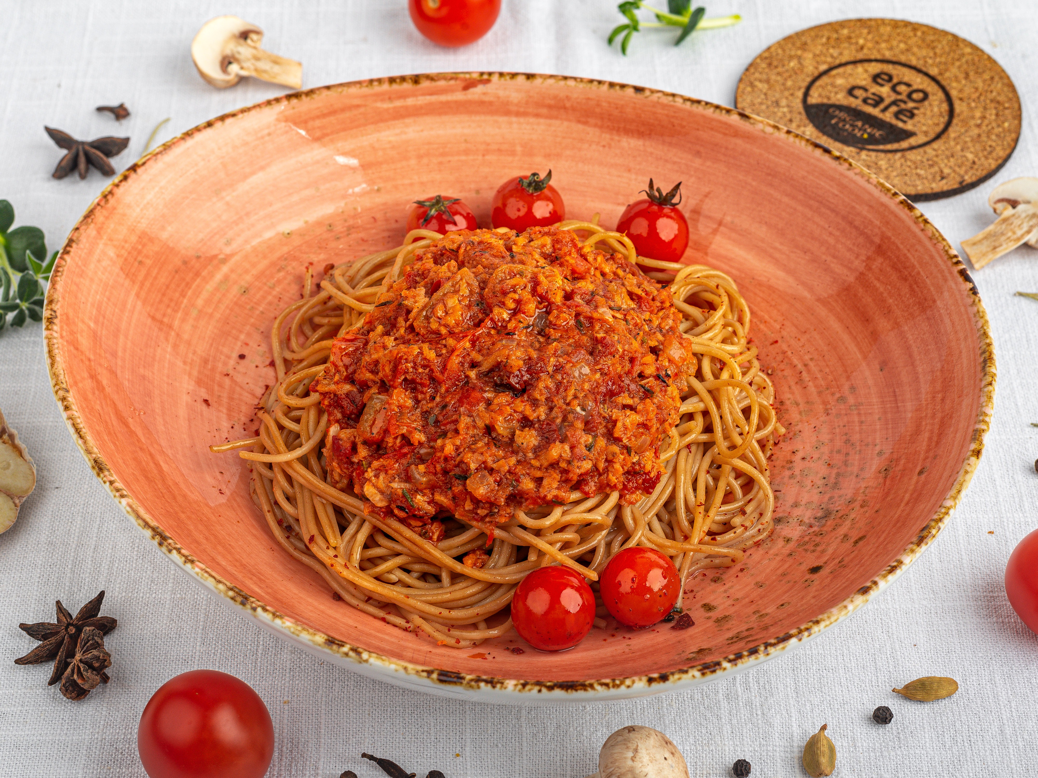 Лапша с томатами. Спагетти в томатном соусе. Томатная лапша. Лапша с заправкой итальянско. Чем заправить спагетти.