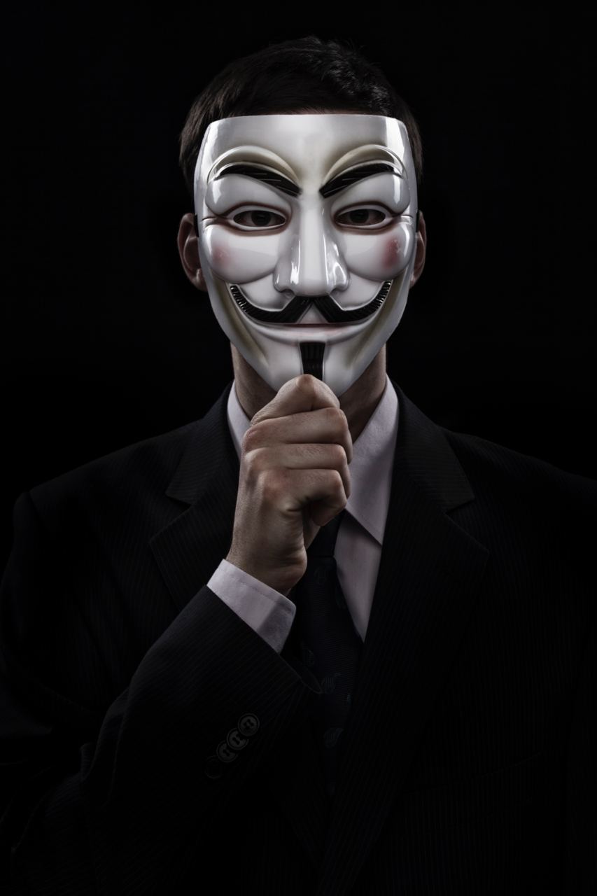 Мужчина в маске Анонимуса