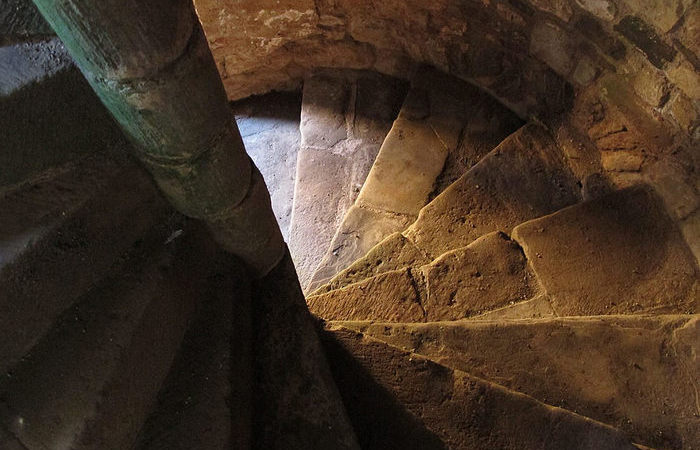 Почему в средневековых замках винтовые лестницы делали по часовой стрелке, а не против