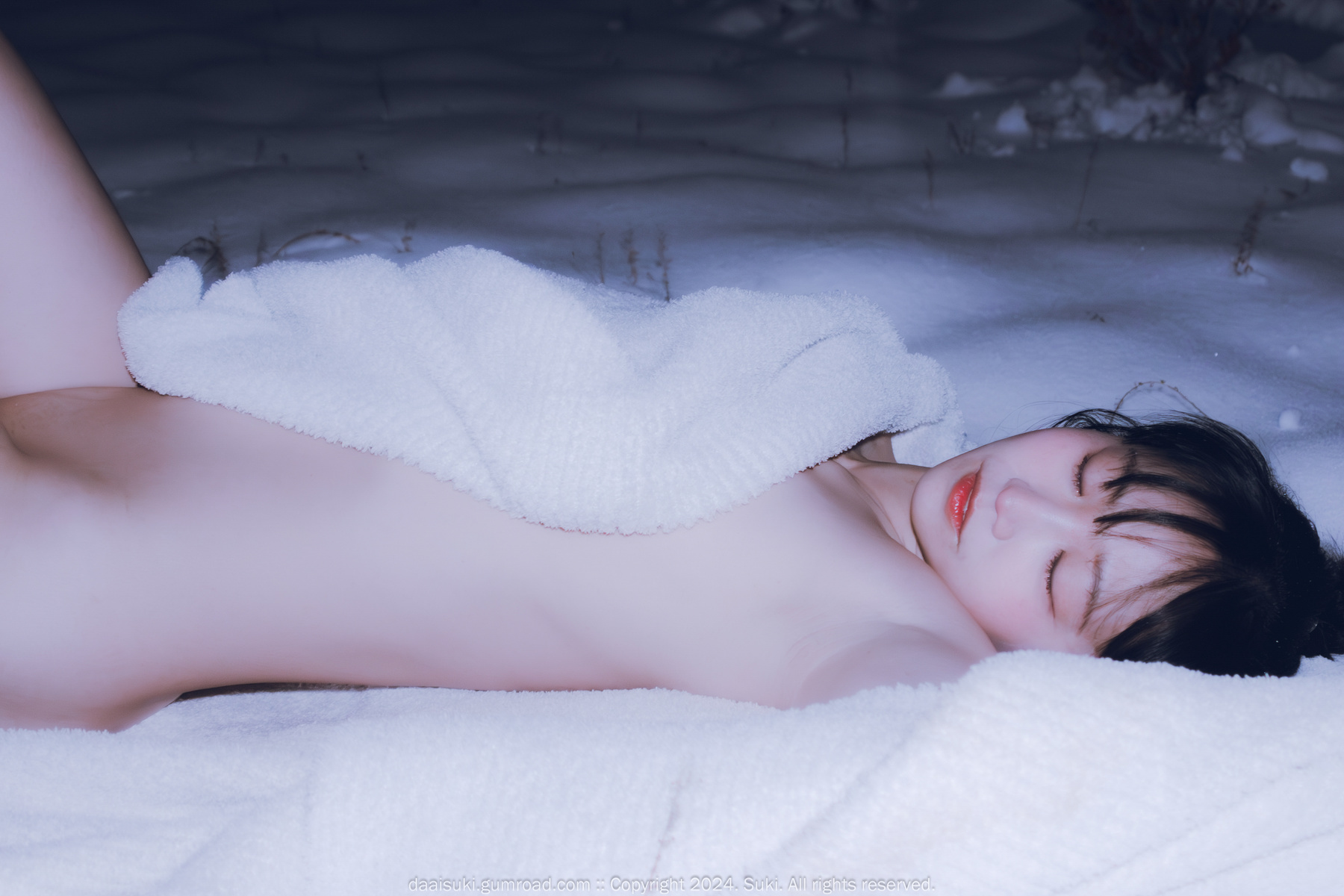 Suki 숙희, Photobook “Snowy Night” Set.01 32
