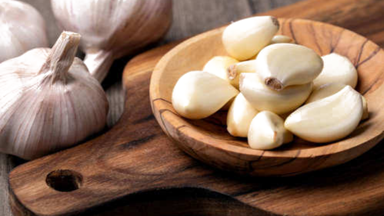 16 Benefits of Eating Raw Garlic for Body Health