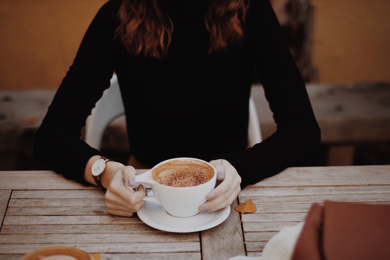 Женщина езлица с чашкой кофе