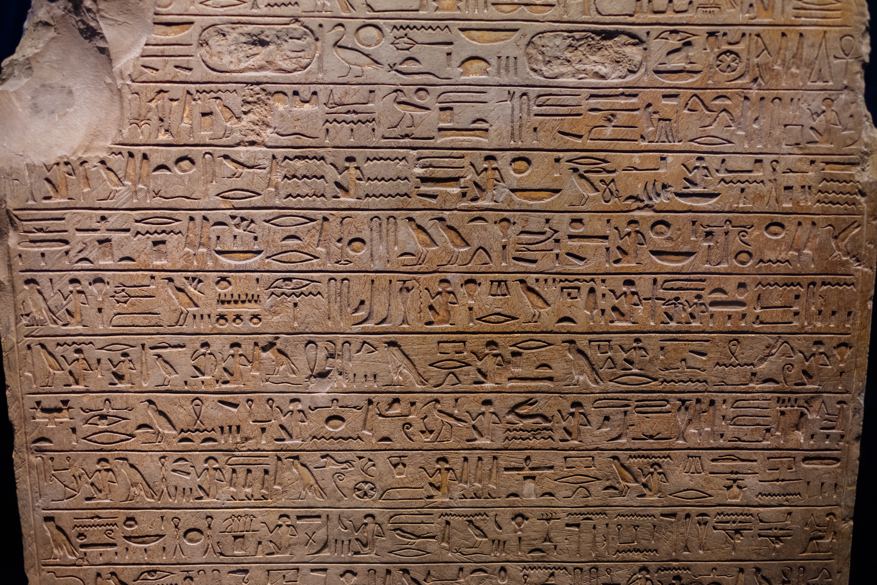 Плитка шоколада с египетскими иероглифами
