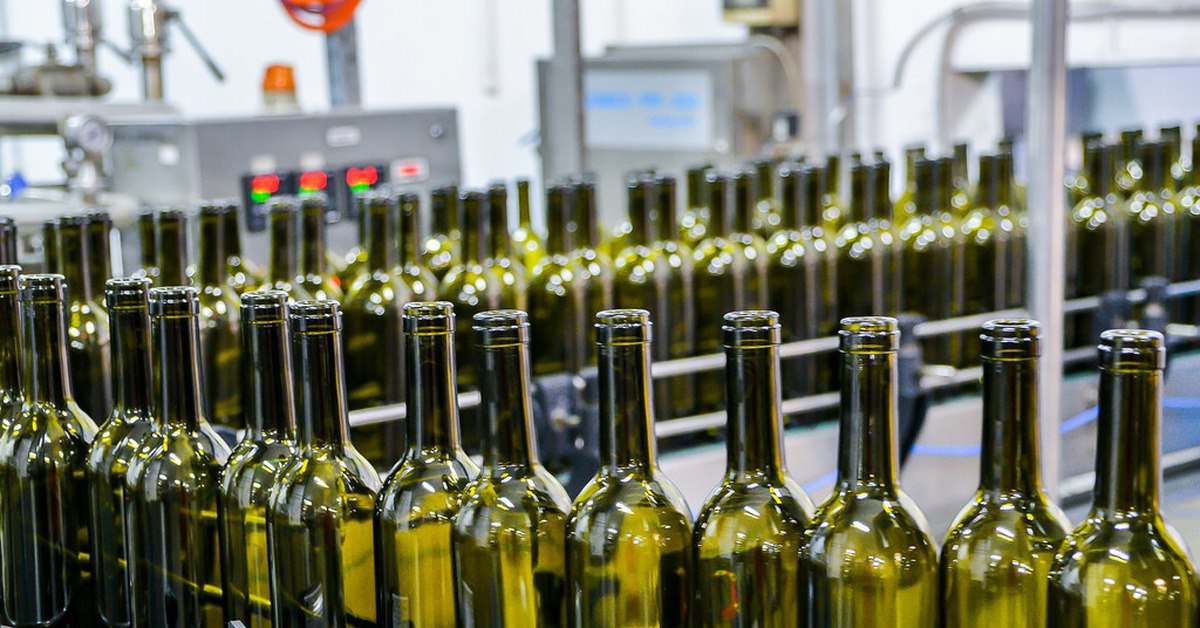 За январь-февраль в России производство вин снизилось на 22,5% - до 2,9 млн декалитров (дал.).