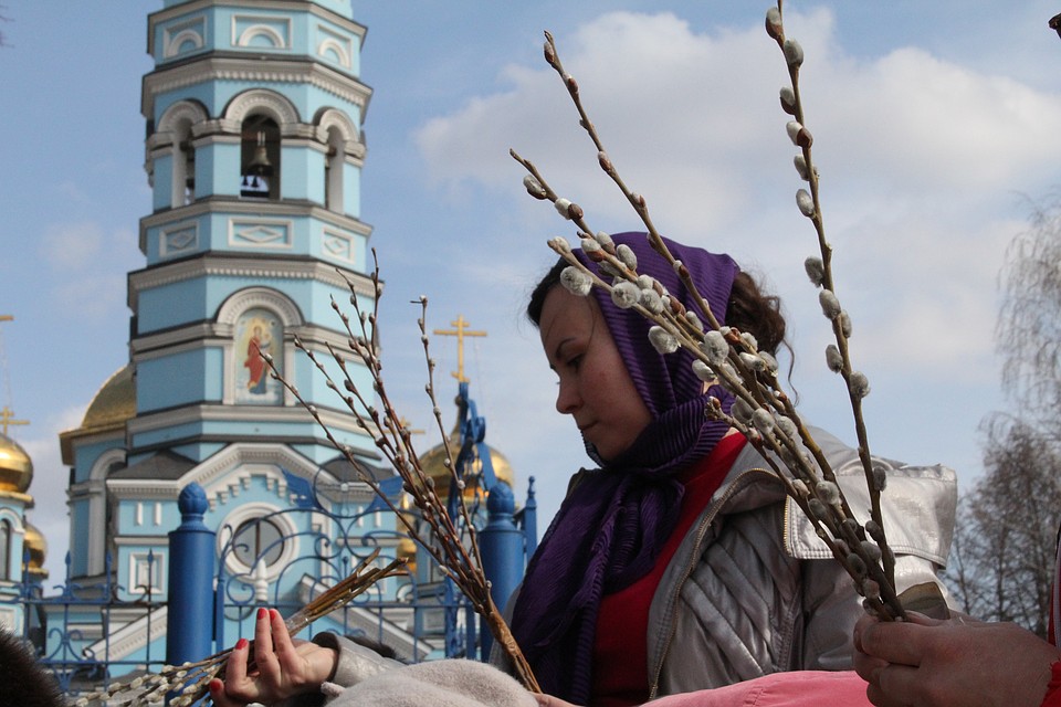 Какого цвета платок одевают на вербное воскресенье. Вербное воскресенье в храме. Девочка с вербой в храме. Вербгое Воскресение в храме. Люди с вербами в храме.