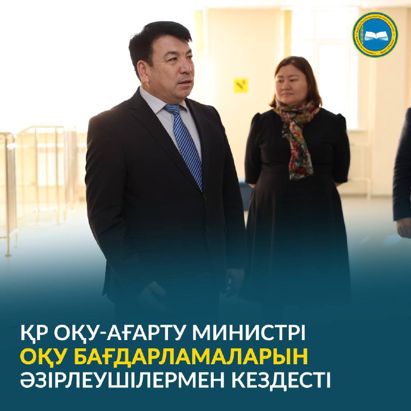 Порно модельдердің кәсіби фотосуреттері Қыздар кискаларына әртүрлі заттарды жабыстырады