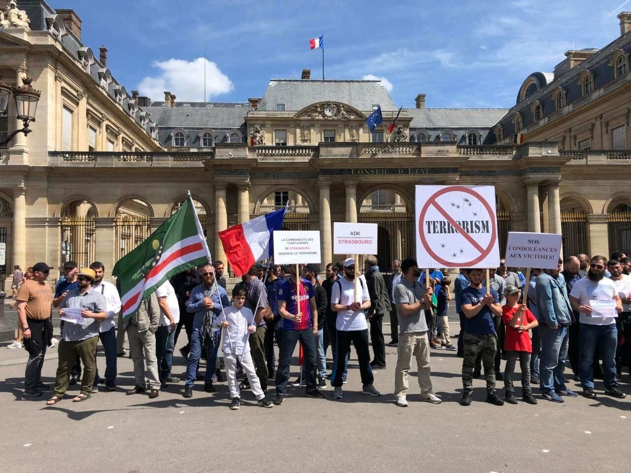 Диаспоры франции. Франция за Россию. Митинг против терроризма Чечня. Известные правозащитники России. Чеченский правозащитник Франция.