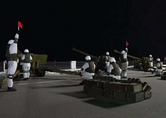 30 залпов салюта в День защитника Отечества совершили артиллеристы ВВО в Хабаровске