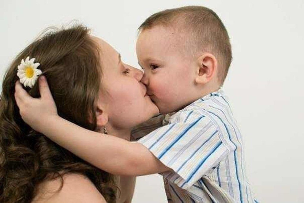 Мама и ее любимый ребенок. Мама любит ребенка. Любите детей. Мама целует малыша. Мальчик обнимает маму.