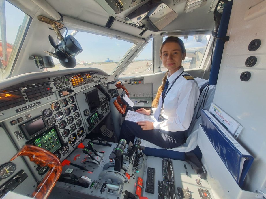 Впервые рейсы «Хабаровских авиалиний» на самолете L-410 выполняет девушка-пилот