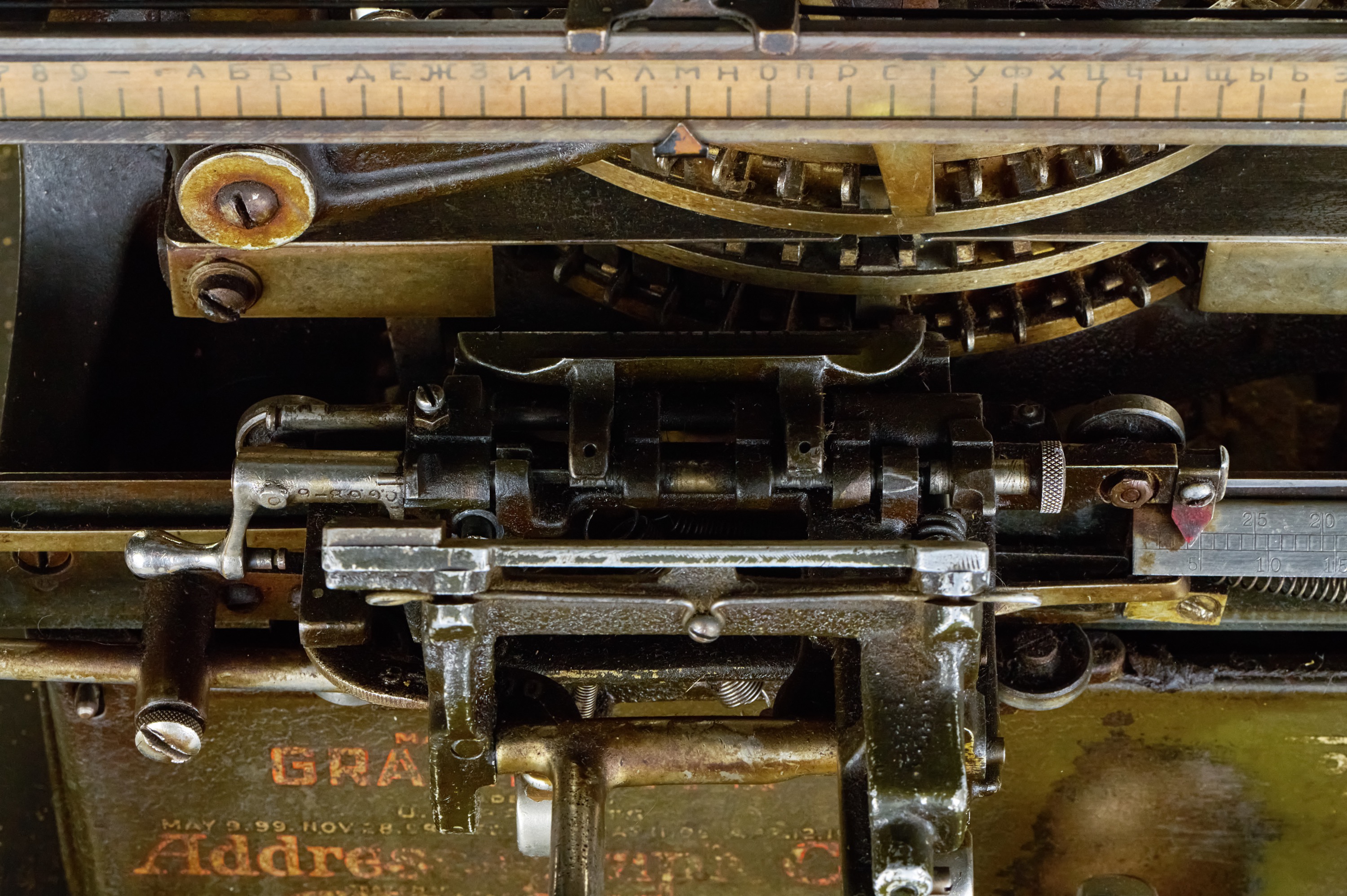 Печатная машинка, которая выдавливает буквы на металлических пластинах ...