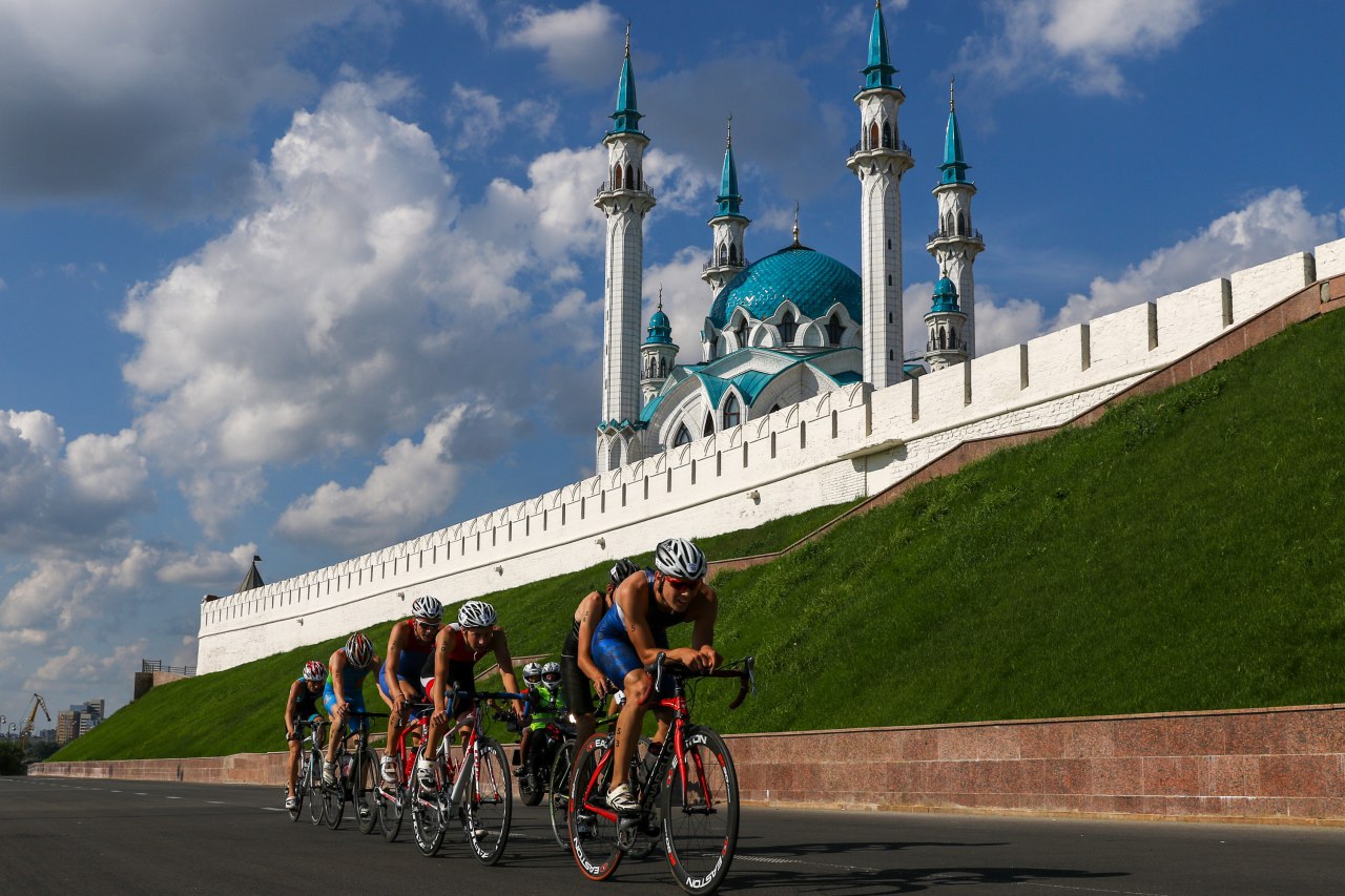 Спорт казань. Казанский триатлон в Казани. Спортивная столица России Казань вертикальное фото. Казань достопримечательности где проходила олимпиада.