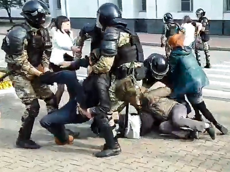 На акции в Хабаровске силовики избили подростка