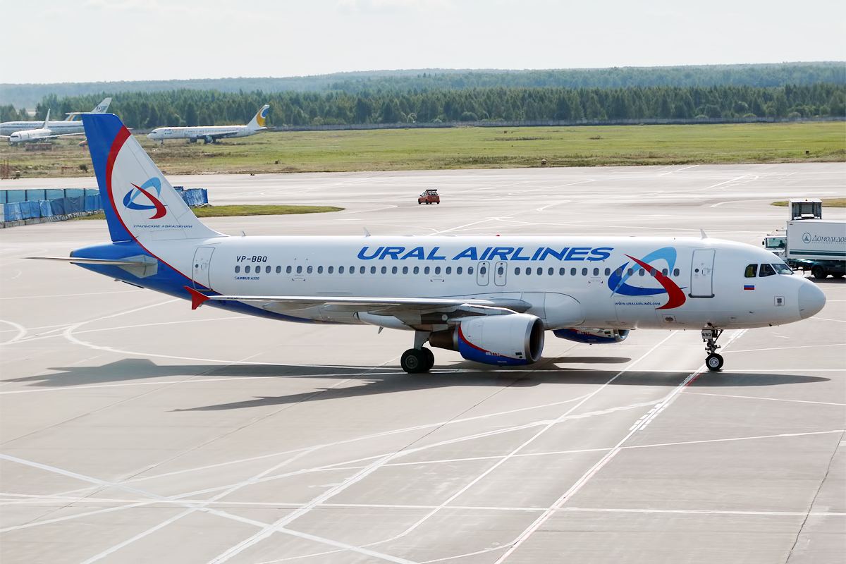 Уральские авиакомпании отзывы. A320 Ural Airlines. Airbus a320 Уральские авиалинии. А320 самолет Уральские авиалинии. A319 Ural Airlines.