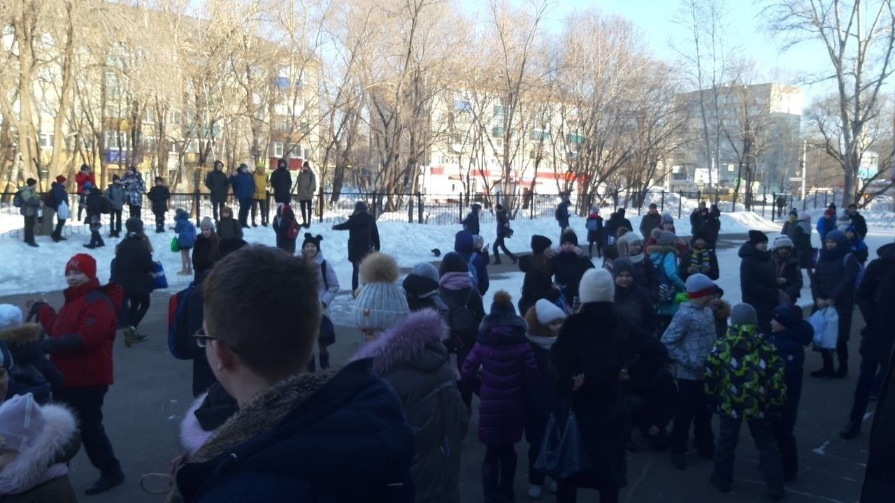 Школы Хабаровска эвакуируют из-за сообщения о минировании