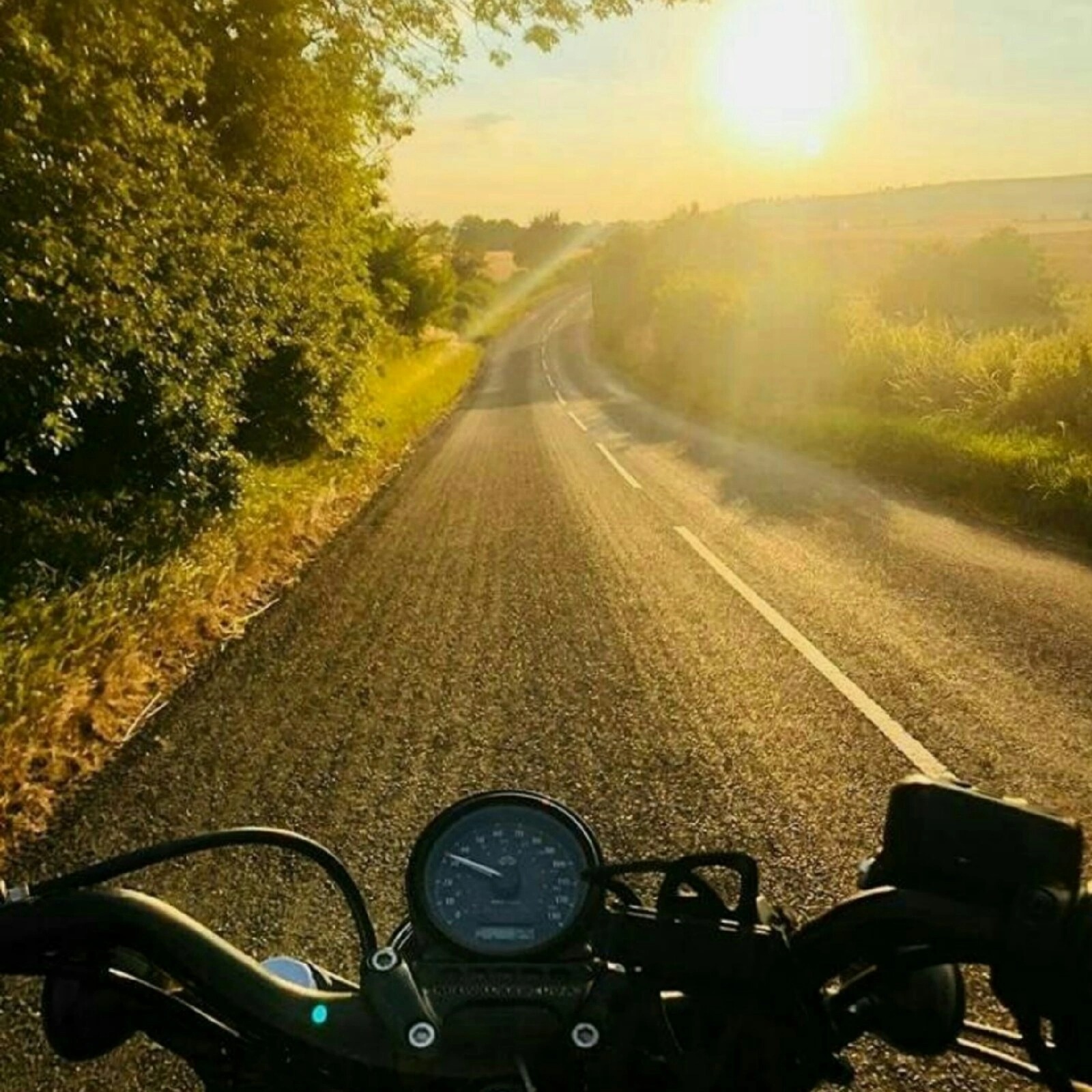 Мотоцикл на дороге